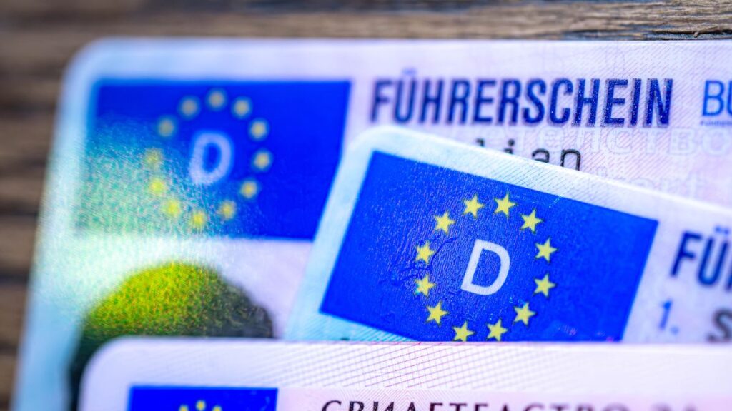 06.12.2023, Bremen: ILLUSTRATION - Ein bulgarischer und zwei deutsche Führerscheine liegen auf einem Tisch. Der Verkehrsausschuss im EU-Parlament stimmt über Vorschläge zu neuen EU-Führerscheinregeln ab. Foto: Sina Schuldt/dpa +++ dpa-Bildfunk +++