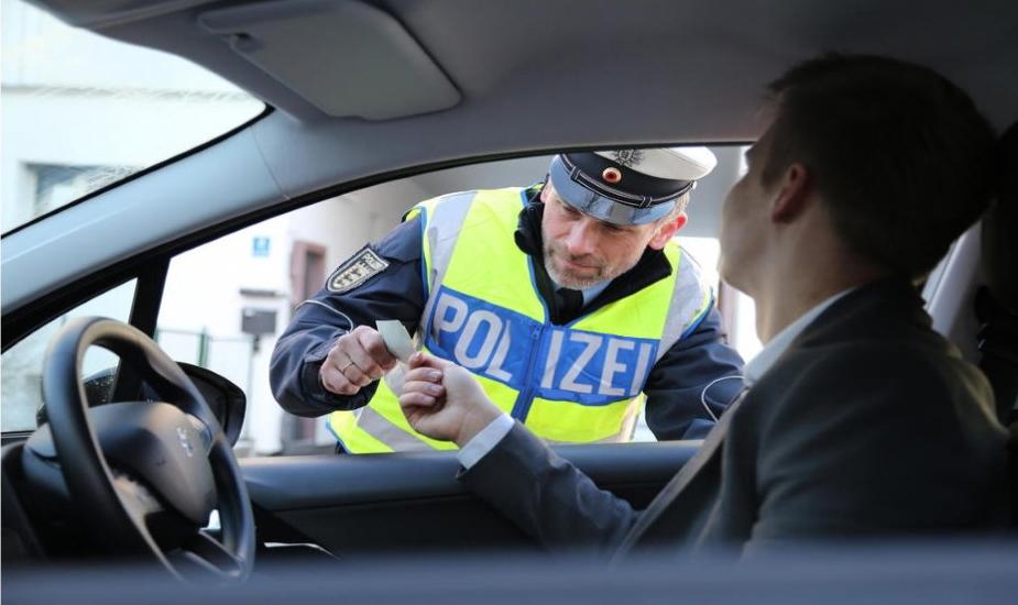 Fahrzeugschein-Polizei-Kontrolle-Brief-Zulassung